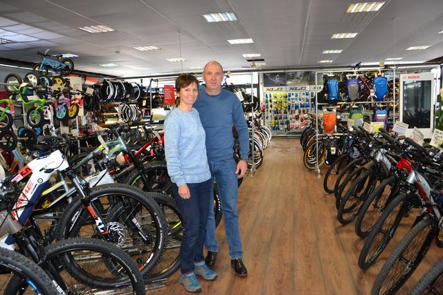 Tretlager Fahr - Rad - Laden 
Tretlager, der E-Bike-Spezialist in Bretten, bietet zum verkaufsoffenen Sonntag 15 Prozent auf Fahrradhelme, -Bekleidung und -Schuhe. Dabei können Kundinnen und Kunden auch die aktuellen Kollektionen von E-Bikes verschiedener Marken mit Bosch-, Yamaha- und Shimano-Motoren in Augenschein nehmen, die dank besserer Akkus auch eine größere Reichweite haben. Das geschulte Fachpersonal berät kompetent und freundlich. Selbstverständlich führt Tretlager – auf dem Foto Inhaber Manuela und Egon Fenrich – auch konventionelle Räder sowie Kinder- und Jugendräder. | Foto: ger