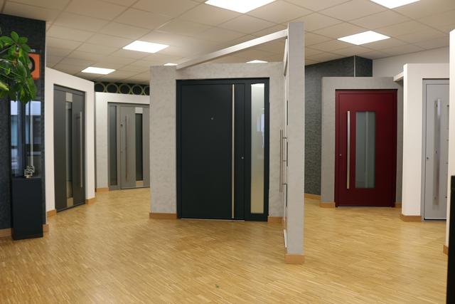 Filsinger Fensterbau
Der Meisterfachbetrieb Filsinger ist seit über 75 Jahren im Fensterbaugewerbe tätig. Eine Filiale des in Wiesloch ansässigen Betriebs gibt es in Bretten seit 2004. In den Ausstellungsräumen kann man sich nach Fenstern, Schiebetüren und Haustüren – für die Altbausanierung, den Umbau oder Neubau – umsehen. Planung und Ausführung bietet Filsinger aus einer Hand. Die Produktion in der Zentrale in Wiesloch sorgt mit modernen Maschinen und engagierten Mitarbeitern dafür, dass jedes Bauvorhaben perfekt umgesetzt wird. Kostenfreie Beratung, Angebotserstellung vor Ort sowie die Montage durch eigene Mitarbeiter gehört zum Standard des Unternehmens. Anlässlich des verkaufsoffenen Sonntags gibt es attraktive Rabatte. | Foto: hk