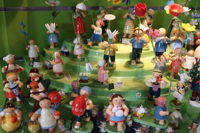 Papier & Co./HEILDRO
Als Blütenträger überbringen die Blumenkinder von Wendt & Kühn, Grüße zu Geburtstagen, zum Muttertag, zur Geburt und immer, wenn es gilt, anderen Menschen eine Freude zu bereiten. Die Liebhaber-Stücke aus Holz sind bei Artur Wengert, Inhaber von Papier & Co., frisch eingetroffen. „Die ‚Blumenkinder‘ mit der ganz feinen Bemalung sind eine tolle und vor allem zeitlose Geschenkidee, die man vielleicht noch aus Omas Zeiten kennt“, so Artur Wengert. Parallel zum verkaufsoffenen Sonntag ist Papier & Co. auch auf dem Brettener Ostermarkt mit einem Stand vertreten. | Foto: hk