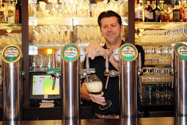 Altes Rathaus – Café, Bar und Restaurant
Passend zum Französischen Markt setzt das Restaurant Altes Rathaus am Marktplatz französische Gerichte auf die Speisekarte. Inhaber Ingo Jäger empfiehlt zudem das himmlisch herbe Hoepfner Pilsner und „HoLi“, die Hopfenlimonade ebenso von Hoepfner. Eine weitere gute Nachricht: Nach dem Französischen Markt kann man wieder im Freien sitzen und die frische Luft genießen, zum Beispiel zu den hausgemachten Torten, Kuchen und Desserts.  | Foto: hk