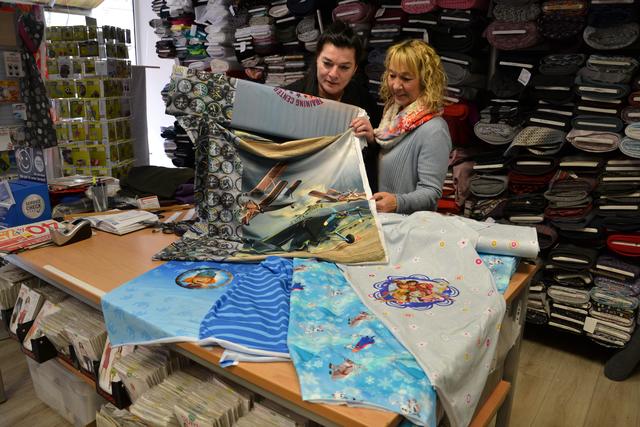 Näh- und Stickzentrum Bretten
Alles rund ums Nähen und Handarbeiten finden Kundinnen und Kunden bei Ruth Kloft. Eine riesige Auswahl an Stoffen in allen Farben und Qualitäten, auch Bezugsstoffe für Möbel, sind hier vorrätig. Wer gerne näht, wird begeistert von den Panel-Stoffen mit wunderschönen Motiven sein: Aus einem Stück des Stoffes kann man Shirts oder Hoodies mit Vorder- und Rückseite sowie Ärmel in unterschiedlichen Mustern nähen. Gerne ist Ruth Kloft, die auch Nähkurse gibt, bei allen Fragen zum Thema Handarbeiten und Nähmaschinen behilflich.  | Foto: ger