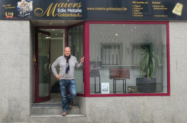Maiers Goldankauf
Schon seit 1997 ist Roland Maier im Handel mit edlen Metallen und Münzen tätig. Der Hauptsitz des Unternehmens liegt in Pforzheim, seit über zehn Jahren betreibt Maier eine Filiale in Bretten. Maier kauft Alt- und Zahngold, Schmuck, Münzen und mehr aus Edelmetallen wie Silber, Platin und Palladium an. Dabei ist ihm Fairness sehr wichtig. „Ich kläre meine Kunden ganz ehrlich über die aktuellen Kurse und Wertentwicklungen auf.“ Bei Maiers Goldankauf können auch Barren und Bullionmünzen (so der Fachbegriff für Anlagemünzen), etwa als besonderes Geschenk erworben werden. Text: hk | Foto: ger