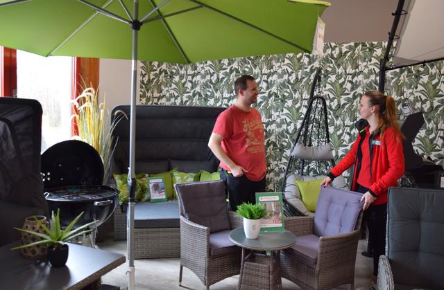 Hagebaumarkt Wertheimer
Zum Auftakt der Gartenmöbelsaison präsentiert der Hagebaumarkt neben bewährten Alu-Textilen-Möbeln auch Neuheiten bei den Geflechtmöbeln und verschiedene Pavillons. Ganz neu ist in der Gartenmöbelabteilung auf der Empore ein Pavillon mit Glasdach, der mit optionalem Sonnenschutz und Seitenwand auf die Kundenbedürfnisse zugeschnitten werden kann. In der Grillausstellung sind neue Gasgrills von Weber und der Hausmarke Mr. Gardener zu sehen. Der Verkaufsbetrieb geht trotz Umbauarbeiten für einen neuen Windfang weiter.   | Foto: ch