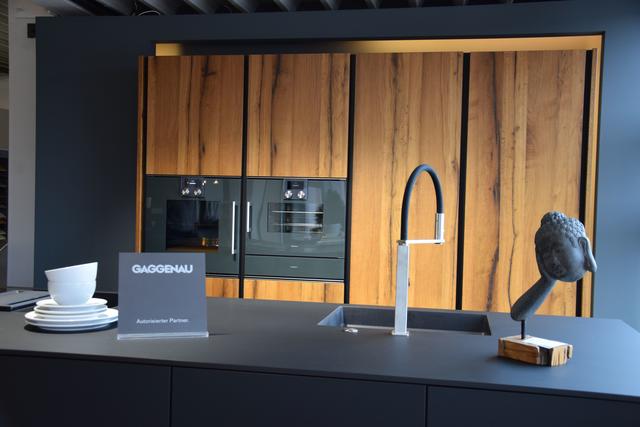 Stork – Die Einrichtung
Die neuesten Hausgeräte des renommierten Herstellers GAGGENAU stellt „Stork – Die Einrichtung“ am verkaufsoffenen Sonntag vor. Im Rahmen eines unterhaltsamen Events bereitet ein GAGGENAU-Koch leckere Häppchen zu, die die Besucher verkosten dürfen. Sowohl der Koch als auch die Stork-Küchenberater und eine Innenarchitektin beantworten Fragen. Zudem sind bereits Neuheiten der Internationalen Möbelmesse Köln eingetroffen. Jede/r Besucher/in erhält ein Samentütchen für Bienen- und Insektenfutter geschenkt.  | Foto: ch