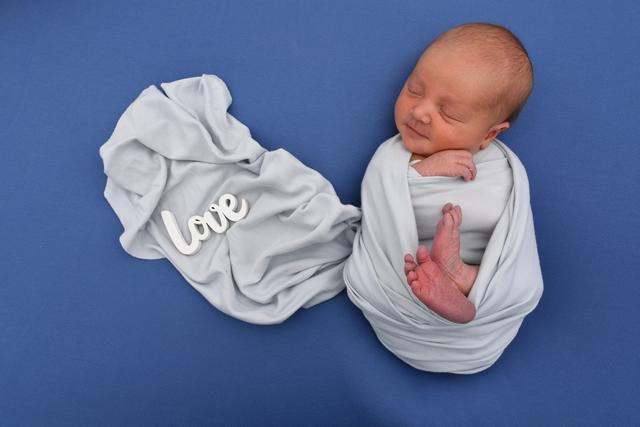 Dion Gaxherri aus Bretten kam am 27.02.2020 in der Fürst-Stirum Klinik Bruchsal zur Welt und wog bei einer Größe von 50 Zentimetern 3060 Gramm. | Foto: babysmile24.de