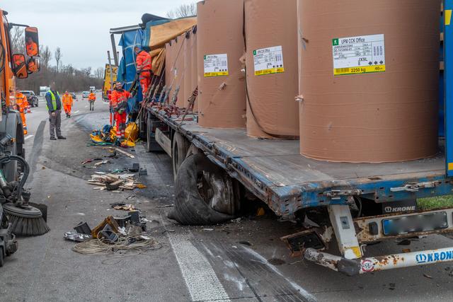 Ein Leichtverletzter und ein Sachschaden von geschätzten 100.000 Euro. Das ist die Bilanz eines Verkehrsunfalls am Donnerstag, 5. März, auf der A5. | Foto: Aaron Klewer / Einsatz-Report24