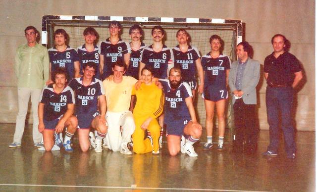 Das Handballteam des TVB nach dem Aufstieg: mit (hinten stehend von links) Trainer Hans Bräuer, Jürgen Ehrenfeuchter, Malte Zürn (+), Armin Merz, Jürgen und Uwe Zipf, Claus Habermann, Markus Junker, Abteilungsleiter Fredy Ersch und Sportwart Jürgen Mössner sowie (vorne kniend von links) Harald Muckenfuß, Werner Böckle, Arndt Stiegler, Günther Wolf und Arno Radel.  | Foto: privat