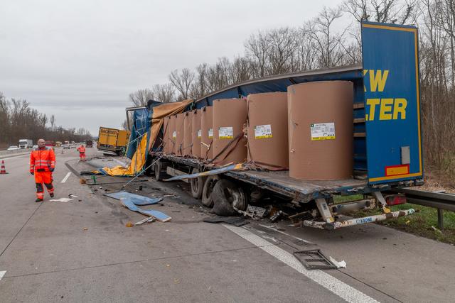Ein Leichtverletzter und ein Sachschaden von geschätzten 100.000 Euro. Das ist die Bilanz eines Verkehrsunfalls am Donnerstag, 5. März, auf der A5. | Foto: Aaron Klewer / Einsatz-Report24