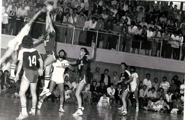 Szene aus dem Aufstiegsspiel: Abwehrblock von Werner Böckle (Nummer 10). | Foto: privat