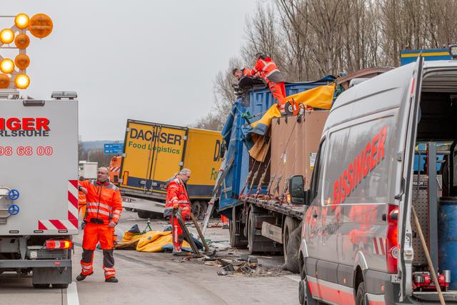 Ein Leichtverletzter und ein Sachschaden von geschätzten 100.000 Euro. Das ist die Bilanz eines Verkehrsunfalls am Donnerstag, 5. März, auf der A5. | Foto: Aaron Klewer / Einsatz-Report24