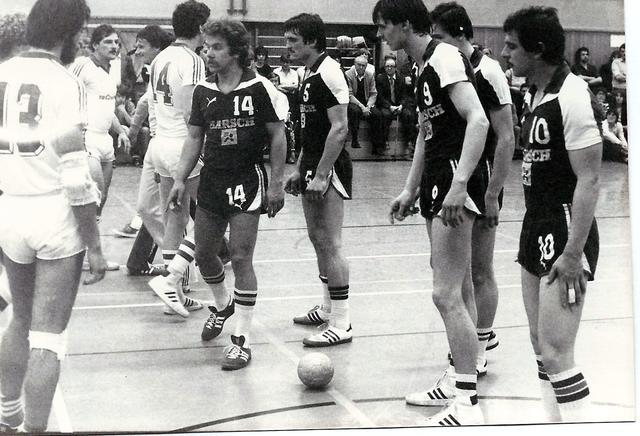 Vor dem Spiel: Harald Muckenfuß (Nummer 14) sondiert die Lage in der gegnerischen Hälfte. | Foto: privat