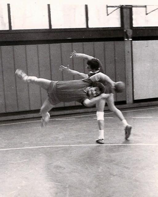 Eine Muckenfuß´sche Spezialität: Mit dem Seitfall-Knickwurf platzierte  Harald Muckenfuß als Handballer manchen Ball im Tor. | Foto: privat
