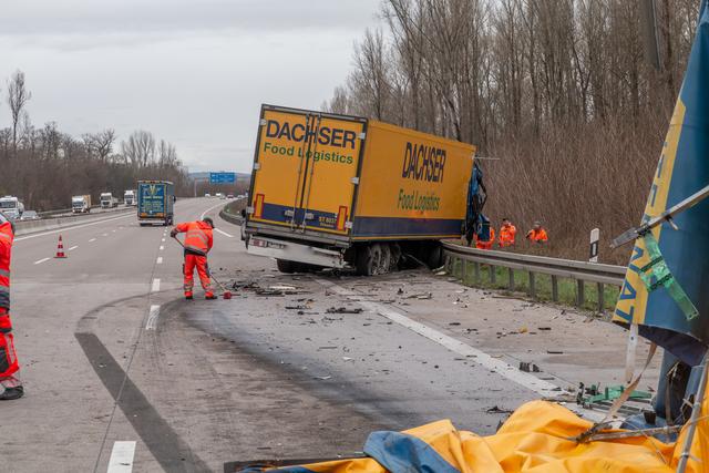 Ein Leichtverletzter und ein Sachschaden von geschätzten 100.000 Euro. Das ist die Bilanz eines Verkehrsunfalls am Donnerstag, 5. März, auf der A5. | Foto: Aaron Klewer / Einsatz-Report24