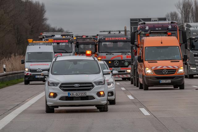 Ein Leichtverletzter und ein Sachschaden von geschätzten 100.000 Euro. Das ist die Bilanz eines Verkehrsunfalls am Donnerstag, 5. März, auf der A5. | Foto: Aaron Klewer / Einsatz-Report24