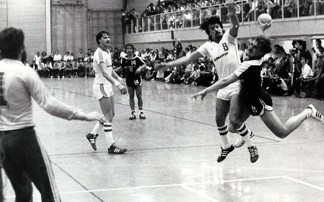 Szene aus dem Aufstiegsspiel: Am 14. April 1981 kochte die alte Halle Im Grüner fast über angesichts des Lärms der geschätzten mehr als tausend Zuschauer. Harald Muckenfuß mit der Nummer 14 in der Mitte. | Foto: privat