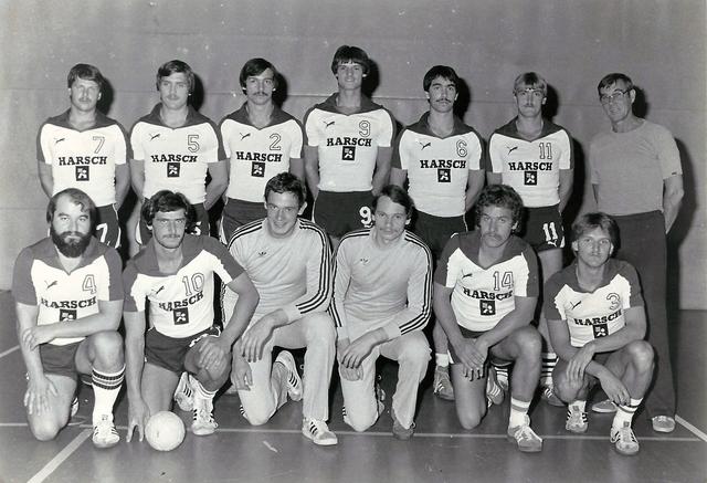 Das Handballteam des TVB vor dem Aufstieg 1981: mit (von links hinten) Marcus Junker, Jürgen Ehrenfeuchter, Jürgen Zipf, Armin Merz, Uwe Zipf, Claus Habermann und Trainer Hans Bräuer sowie (von links vorne) Arno Radel, Werner Böckle, Arnd Stiegler, Günther Wolf, Harald Muckenfuß und Klaus Benzinger. | Foto: privat