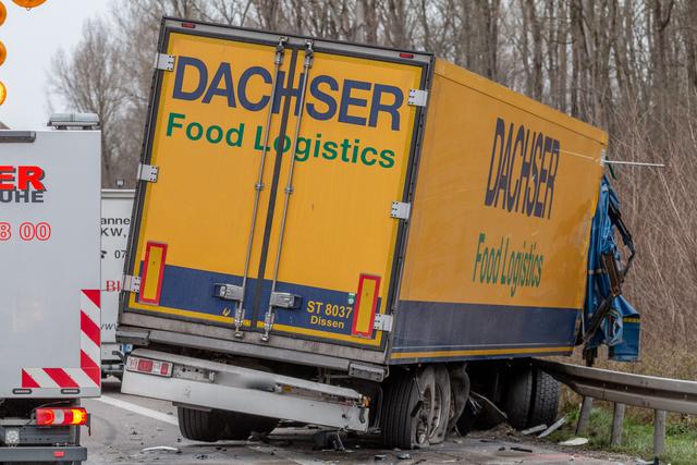 Ein Leichtverletzter und ein Sachschaden von geschätzten 100.000 Euro. Das ist die Bilanz eines Verkehrsunfalls am Donnerstag, 5. März, auf der A5. | Foto: Aaron Klewer / Einsatz-Report24