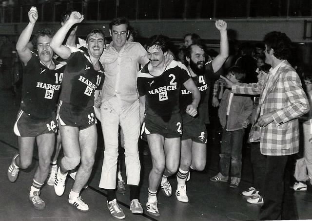 Unbeschreiblicher Jubel: Die TVB-Handballer tragen ihren Trainer Hans Bräuer nach dem Sieg durch die Sporthalle. | Foto: privat