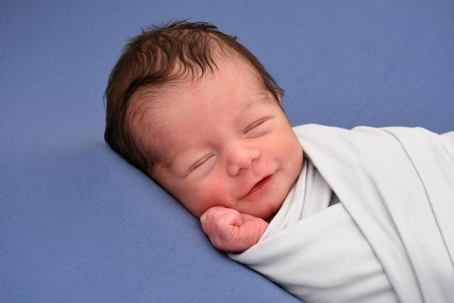 Luis Kunze aus Kraichtal kam am 27.02.2020 in der Fürst-Stirum Klinik Bruchsal zur Welt und wog bei einer Größe von 51 Zentimetern 2830 Gramm. | Foto: babysmile24.de