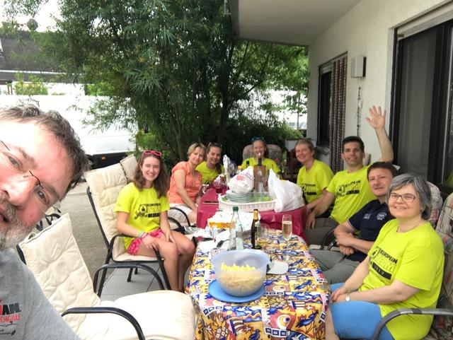 Kassier Günter Schmidt, links, koordiniert die 75 Helfer.  | Foto: privat