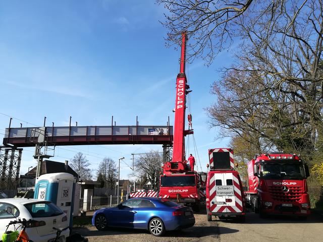 Sonntags wurde die Brücke mithilfe eines großen Kranwagens aufgestellt.