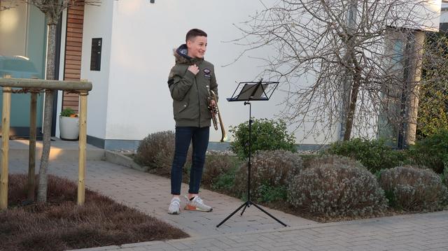 Am vergangenen Sonntag, 22. März, erschallte im Rinklinger Kastanienweg plötzlich Beethovens "Ode an die Freude".  | Foto: Lars Vollmer