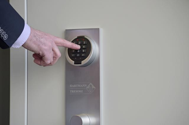 Ein Elektronikschloss oder ein Fingerprint-Verschlusssystem zeigt dem Einbrecher auf einen Blick: Hier lohnt es sich nicht, das ganze Haus nach dem Tresorschlüssel zu durchwühlen. Foto: djd/Hartmann Tresore/G. Henning