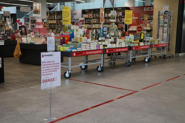 Auf ausreichend Abstand von 1,5 Metern weisen bei Osiander in der Weißhofer Galerie mehrere Schilder hin. | Foto: bea