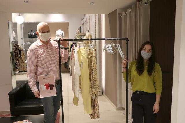 Bei Andreas Drabek werden die Kleidungsstücke nur über eine Kleiderstange an Kunden in der Umkleidekabine gereicht. So soll ein direkter Kontakt vermieden werden. | Foto: bea