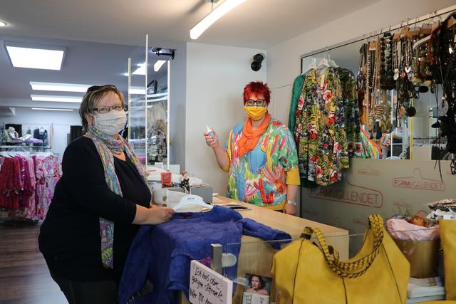 Bei Heike Böhm hat der Kundenandrang bereits am Montagvormittag begonnen. Auch sie hält für ihre Kunden und sich selbst Desinfektionsspray bereit. | Foto: bea