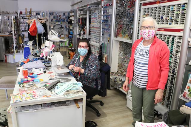 Selbstgenähte Masken en masse produziert Ruth Kloft vom Näh- und Stickzentrum am laufenden Band. | Foto: bea