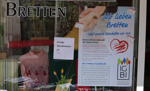 Mit den Plakaten "Wir lieben Bretten und unsere Geschäfte vor Ort" und der dazugehörigen Gutscheinaktion warb die Interessengemeinschaft Brettener Innenstadt (IGBI) bereits während der Schließung der Geschäfte. Nun können die Gutscheine eingelöst werden.  | Foto: bea