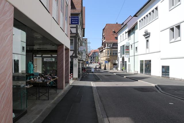 Leere Straßen und Gehwege: nur wenige Brettener sind am Montag unterwegs.  | Foto: bea