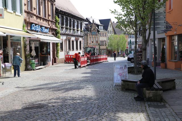 Die Pflasterarbeiten in der Innenstadt begannen am Mittwoch. Die Baustelle wurde bereits am Dienstag eingerichtet.  | Foto: bea