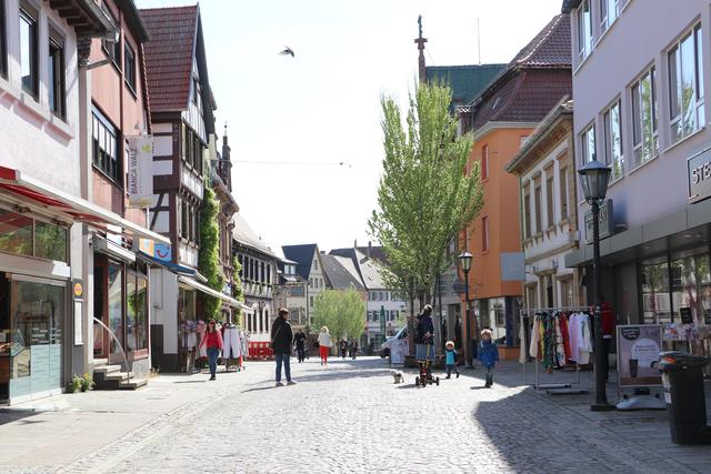 Am Dienstagmorgen sind schon mehr Menschen in der Innenstadt unterwegs. | Foto: bea