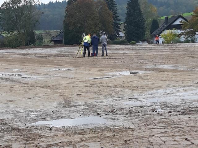 28. Oktober 2019: Der Platz wird eingemessen.
 | Foto: Gerhard Rinderspacher