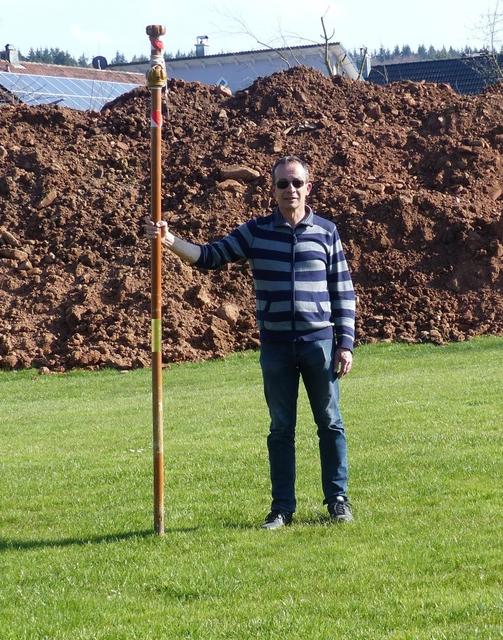 Die Stange symbolisiert das vorhandene Gefälle. | Foto: Gerhard Rinderspacher