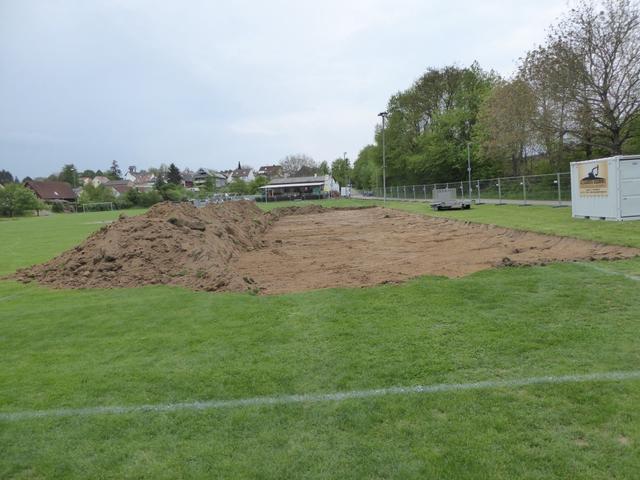 2. Mai 2019: Der Platz verliert seinen Rasen.
 | Foto: Gerhard Rinderspacher