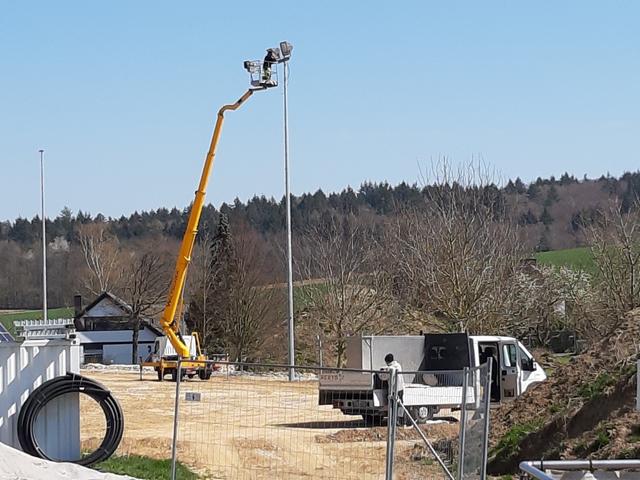 1. April 2020: Montage der Scheinwerfer.
 | Foto: Gerhard Rinderspacher