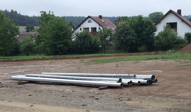 7. Juli: Die neuen Flutlichtmasten werden geliefert.
 | Foto: Gerhard Rinderspacher