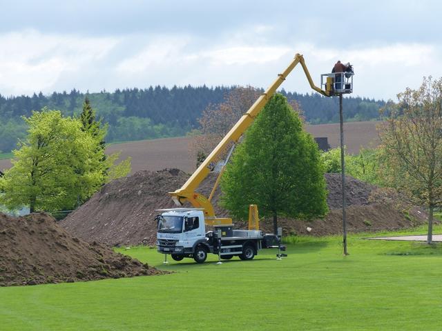 3. Mai 2019: Abbau der Flutlichtscheinwerfer.
 | Foto: Gerhard Rinderspacher