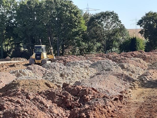 19. September 2019: Lasertechnologie an Planierraupe sorgt für ebene Verhältnisse.
 | Foto: Gerhard Rinderspacher