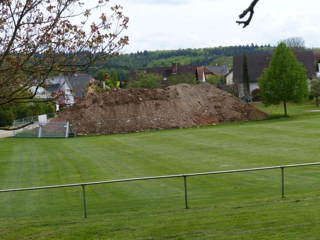 29. April 2019: Die ersten Fremdlieferungen von Mutterboden.
 | Foto: Gerhard Rinderspacher