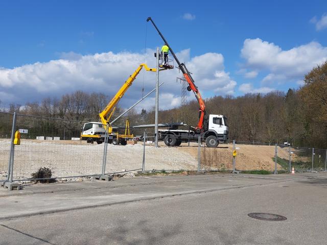 31. März 2019: Setzen der Flutlichtmasten.
 | Foto: Gerhard Rinderspacher