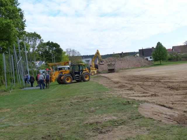 3. Mai 2019: Abbau des Ballfangzauns in Eigenarbeit.
 | Foto: Gerhard Rinderspacher