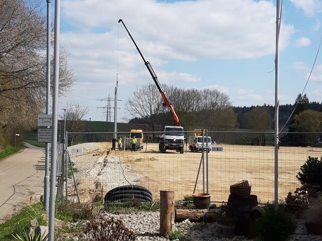 31. März 2020: Setzen der Flutlichtmasten. | Foto: Gerhard Rinderspacher
