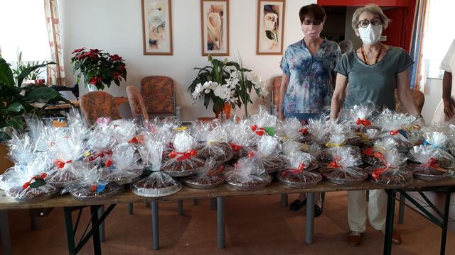 Gerlinde Dittes (rechts) vom Gemeindeteam und Clarita Kosel, Pflegedienstleiterin des Hauses Schönblick, mit den Linzer Torten.