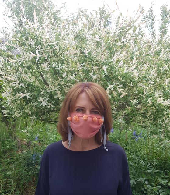 Edith Dziadek aus Maulbronn. Die Maske hat eine liebe Kollegin für sie geschneidert.