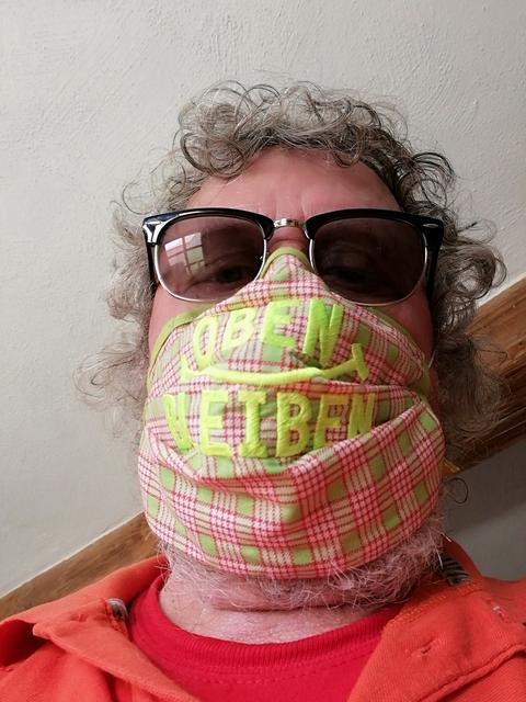 In Corona Krisenzeiten bekommt der Slogan der Stuttgart 21 Gegner eine doppelte Bedeutung: "oben bleiben".  Maske von Michael Kaufmann aus Bretten.