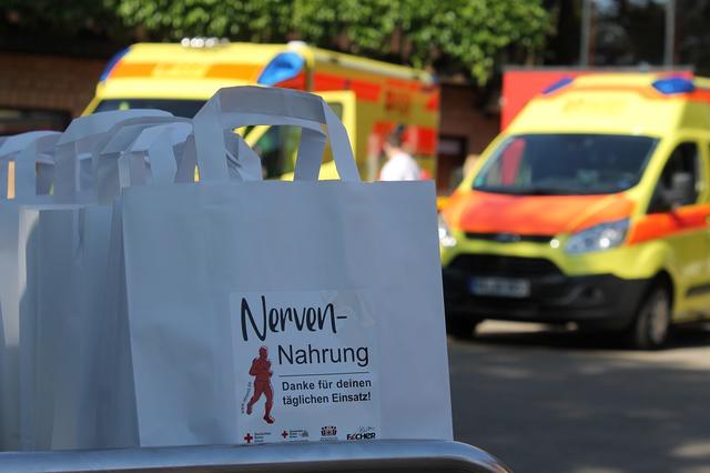 Gefüllt mit Gebäck, Snacks, Apfel und Banane: 298 Taschen mit Nervennahrung von „Oli rennt“ erhielten die Rettungsdienste. | Foto: ASB Karlsruhe | ASB Baden- Württemberg e.V. Region Karlsruhe